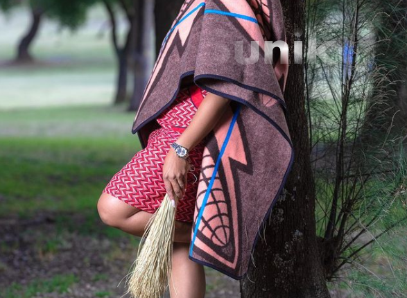 Sotho_Makoti_outfit_with_African_broom